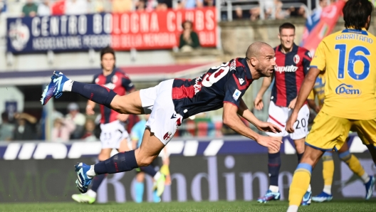 Foto Massimo Paolone/LaPresse 22 Ottobre 2023 - Bologna, Italia - sport, calcio - Bologna vs Frosinone - Campionato italiano di calcio Serie A TIM 2023/2024 - Stadio Renato Dall?Ara. Nella foto: Lorenzo De Silvestri (Bologna FC) realizza il gol 2-0  October 22, 2023 Bologna, Italy - sport, calcio - Bologna vs Frosinone - Italian Serie A Football Championship 2023/2024 - Renato Dall?Ara Stadium. In the pic: Lorenzo De Silvestri (Bologna FC) goal 2-0