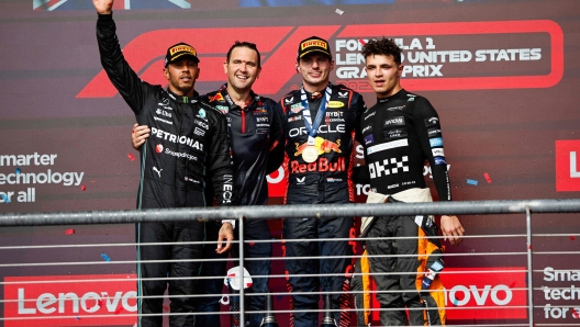 AUSTIN, TEXAS - OCTOBER 22: Race winner Max Verstappen of the Netherlands and Oracle Red Bull Racing, Second placed Lewis Hamilton of Great Britain and Mercedes, Third placed Lando Norris of Great Britain and McLaren and John Hammond of Red Bull Racing celebrate on the podium during the F1 Grand Prix of United States at Circuit of The Americas on October 22, 2023 in Austin, Texas.   Chris Graythen/Getty Images/AFP (Photo by Chris Graythen / GETTY IMAGES NORTH AMERICA / Getty Images via AFP)