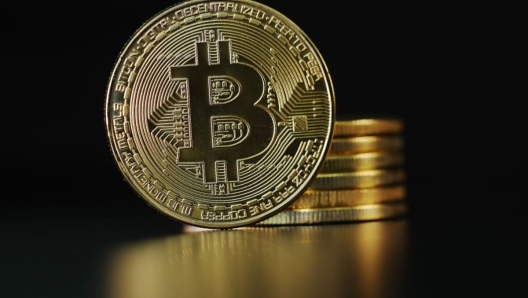 Bitcoin, il valore sale a 35mila dollari: non succedeva da 18 mesi