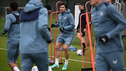 Newcastle United's Italian midfielder #08 Sandro Tonali attends a training session at the team's training facility in Newcastle-upon-Tyne, northeast England, on October 24, 2023 on the eve of their UEFA Champions League group F football match against Borussia Dortmund. (Photo by Oli SCARFF / AFP)