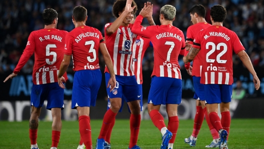 Atletico Madrid's French forward #07 Antoine Griezmann (C) celebrates with teammates after scoring his team's second goal during the Spanish league football match between RC Celta de Vigo and Club Atletico de Madrid at the Balaidos stadium in Vigo on October 21, 2023. (Photo by MIGUEL RIOPA / AFP)