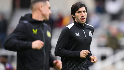 NEWCASTLE UPON TYNE, ENGLAND - OCTOBER 21: Sandro Tonali of Newcastle United warms up prior to the Premier League match between Newcastle United and Crystal Palace at St. James Park on October 21, 2023 in Newcastle upon Tyne, England. (Photo by Stu Forster/Getty Images)