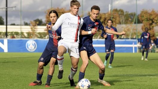 Filippo Scotti lotta tra i giocatori del Psg. Getty