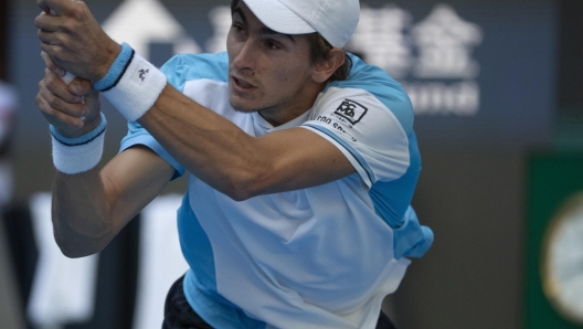 epa10891340 Matteo Arnaldi of Italy in action against Nicolas Jarry of Chile during the round of 16 match in the China Open tennis tournament in Beijing, China, 30 September 2023.  EPA/ANDRES MARTINEZ CASARES