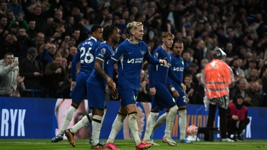 epa10931319 Chelseaâ??s Mykhailo Mudryk celebrates with his teammates after scoring the 2-0 goal during the English Premier League match between Chelsea and Arsenal in London, Britain, 21 October 2023.  EPA/DANIEL HAMBURY No use with unauthorized audio, video, data, fixture lists, club/league logos, 'live' services' or as NFTs. Online in-match use limited to 120 images, no video emulation. No use in betting, games or single club/league/player publications.