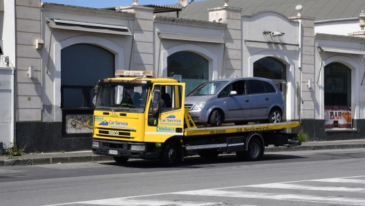 Un carro attrezzi porta via l'auto con la quale un 52enne ha investito volontariamente la moglie, di 56 anni, e un'amica della donna, uccidendo quest'ultima, Catania, 10 giugno 2023. La vittima è Cettina De Bormida, di 69 anni, originaria di Centuripe, nell'Ennese. ANSA/ ORIETTA SCARDINO