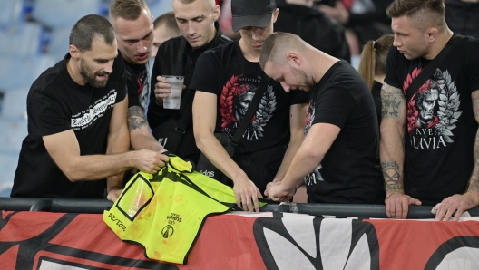 Foto Alfredo Falcone/LaPresse 26 Ottobre 2023 - Roma, Italia - sport, calcio - Roma vs Slavia Praga - Uefa Europa League 2023-2024 Girone G - Stadio Olimpico di Roma. Nella foto: La pettorina  dello steward picchiato esposto dai tifosi dello Slavia Praga   Foto Alfredo Falcone/LaPresse October 26, 2023 Rome, Italy - sport, soccer - Roma vs Slavia Praga - Uefa Europe League 2023-2024 Group G - Olimpic Stadium în Rome. In the pic: The bib of the beaten steward exposed by Slavia Prague fans