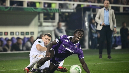 Foto Massimo Paolone/LaPresse 26 Ottobre 2023 - Firenze, Italia - sport, calcio - Fiorentina vs Cukaricki - UEFA Europa Conference League 2023/2024 - Fase a Gironi Gruppo F Terzo turno - Stadio Artemio Franchi. Nella foto: Michael Kayode (ACF Fiorentina) in azione contrastato da Nemanja Tosic (FK Cukaricki), infortunio Michael Kayode (ACF Fiorentina)   October 26, 2023 Florence, Italy - sport, calcio - Fiorentina vs Cukaricki - UEFA Europa Conference League 2023/2024 -  Group Phase Group F Third round -  Artemio Franchi Stadium. In the pic: Michael Kayode (ACF Fiorentina) competes for the ball with Nemanja Tosic (FK Cukaricki), Michael Kayode (ACF Fiorentina) injured