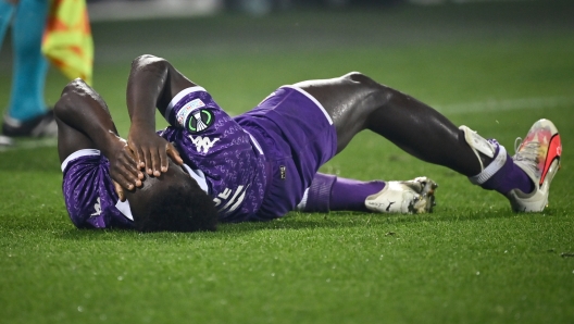 Foto Massimo Paolone/LaPresse 26 Ottobre 2023 - Firenze, Italia - sport, calcio - Fiorentina vs Cukaricki - UEFA Europa Conference League 2023/2024 - Fase a Gironi Gruppo F Terzo turno - Stadio Artemio Franchi. Nella foto: Michael Kayode (ACF Fiorentina) infortunio   October 26, 2023 Florence, Italy - sport, calcio - Fiorentina vs Cukaricki - UEFA Europa Conference League 2023/2024 -  Group Phase Group F Third round -  Artemio Franchi Stadium. In the pic: Michael Kayode (ACF Fiorentina) injured