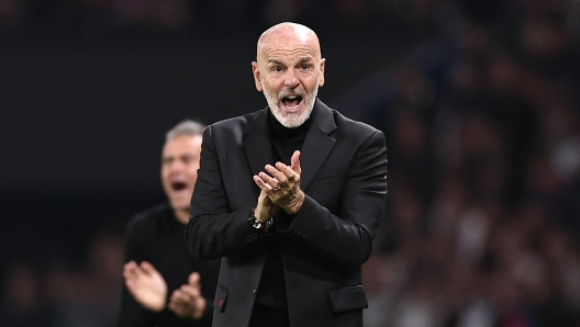 AC Milan's Italian coach Stefano Pioli gestures during the UEFA Champions League Group F football match between Paris Saint-Germain (PSG) and AC Milan at the Parc de Princes in Paris on October 25, 2023. (Photo by FRANCK FIFE / AFP)