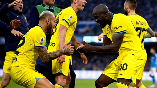 NAPLES, ITALY - MAY 21: Romelu Lukaku of Inter and Federico Dimarco celebrate during the Serie A match between SSC Napoli and FC Internazionale at Stadio Diego Armando Maradona on May 21, 2023 in Naples, Italy. (Photo by Mattia Ozbot - Inter/Inter via Getty Images)