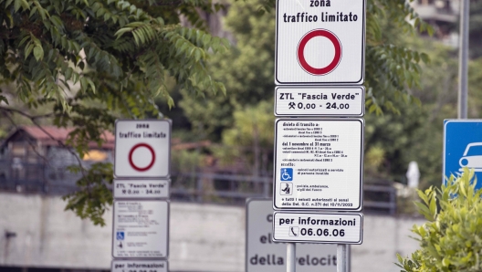 Roma - Nuova ZTL 0,00 -24,00. Nella foto la segnaletica allentrata della galleria Giovanni XXIII da via Mario Fani -  Nuova ZTL 0,00 -24,00 - fotografo: Giuliano Benvegnù