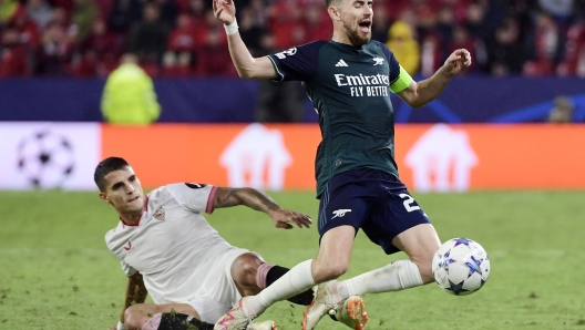 Sevilla's Argentinian forward #17 Erik Lamela (L) tackles Arsenal's Italian midfielder #20 Jorginho during the UEFA Champions League 1st round day 3 Group B football match between Sevilla FC and Arsenal at the Ramon Sanchez Pizjuan stadium in Seville on October 24, 2023. (Photo by CRISTINA QUICLER / AFP)