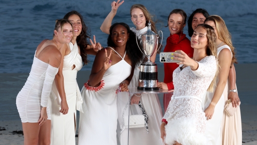 CANCUN, MEXICO - OCTOBER 27: Marketa Vondrousova, Czech Republic, Jessica Pegula, United States, Coco Gauff, United States, Aryna Sabalenka, Belarus, Iga Swiatek, Poland, Elena Rybakina, Kazakhstan, Ons Jabeur, Tunisia, Maria Sakkari, Greece pose for a photo before the draw ceremony at the Kempinski Hotel Cancun for the GNP Seguros WTA Finals Cancun 2023 as part of the Hologic WTA Tour on October 27, 2023 in Cancun, Mexico. (Photo by Clive Brunskill/Getty Images)