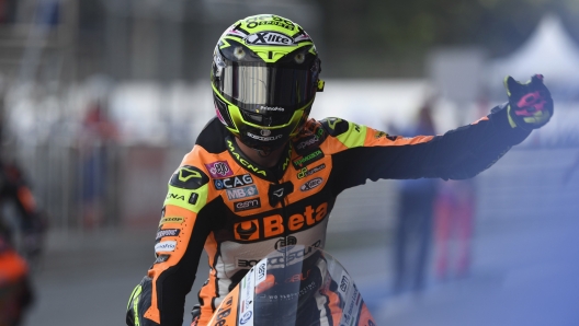 BURIRAM, THAILAND - OCTOBER 28: Fermin Aldeguer of Spain and SpeedUp Racing greets and celebrates the Moto2 pole position during the MotoGP of Thailand - Qualifying at Chang International Circuit on October 28, 2023 in Buriram, Thailand. (Photo by Mirco Lazzari gp/Getty Images)