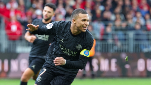 Paris Saint-Germain's French forward #07 Kylian Mbappe celebrates scoring his team's second goal during the French L1 football match between Stade Brestois 29 (Brest) and Paris-Saint-Germain (PSG) at Stade Francis-Le Ble in Brest, western France on October 29, 2023. (Photo by FRED TANNEAU / AFP)