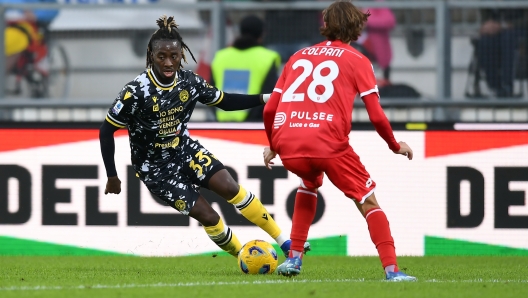 Foto Claudio Grassi/LaPresse 29 Ottobre 2023 - Monza, Italia - sport, calcio - Monza vs Udinese - Campionato italiano di calcio Serie A TIM 2023/2024 - U-Power Stadium. Nella foto: Jordan Zemura (Udinese Calcio) vs Andrea Colpani (AC Monza)

October 29, 2023 - Monza, Italy - sport, soccer - AC Monza vs Udinese Calcio - Italian Serie A TIM Football Championship 2023/2024 - U-Power Stadium. In the pic: Jordan Zemura (Udinese Calcio) vs Andrea Colpani (AC Monza)