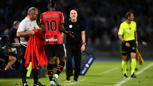 NAPLES, ITALY - OCTOBER 29: Rafael Leao of AC Milan reacts after being substituted as Stefano Pioli, Head Coach of AC Milan, looks on during the Serie A TIM match between SSC Napoli and AC Milan at Stadio Diego Armando Maradona on October 29, 2023 in Naples, Italy. (Photo by Francesco Pecoraro/Getty Images)