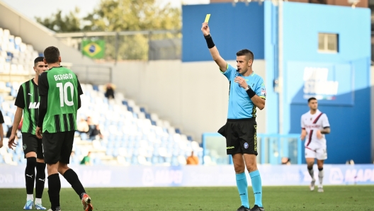 Foto Massimo Paolone/LaPresse 28 Ottobre 2023 - Reggio Emilia, Italia - sport, calcio - Sassuolo vs Bologna - Campionato italiano di calcio Serie A TIM 2023/2024 - Stadio Mapei Città del Tricolore. Nella foto: l?arbitro Antonio Giua ammonisce Jesper Karlsson (Bologna FC)   October 28, 2023 Reggio Emilia, Italy - sport, calcio - Sassuolo vs Bologna - Italian Serie A Football Championship 2023/2024 - Mapei Stadium. In the pic: referee Antonio Giua shows the yellow card to Jesper Karlsson (Bologna FC)