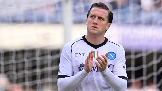 VERONA, ITALY - OCTOBER 21: Piotr Zielinski of SSC Napoli applauds the fans as he is substituted off during the Serie A TIM match between Hellas Verona FC and SSC Napoli at Stadio Marcantonio Bentegodi on October 21, 2023 in Verona, Italy. (Photo by Alessandro Sabattini/Getty Images)