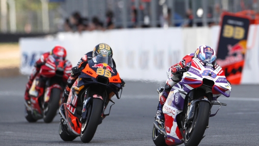 epa10946862 Spanish MotoGP rider Jorge Martin (R) of Prima Pramac Racing in action next to South African MotoGP rider Brad Binder (L) of Red Bull KTM Factory Racing and Italian MotoGP rider Francesco Bagnaia (Back) of Ducati Lenovo Team during the Motorcycling Grand Prix of Thailand at Chang International Circuit, Buriram province, Thailand, 29 October 2023.  EPA/RUNGROJ YONGRIT