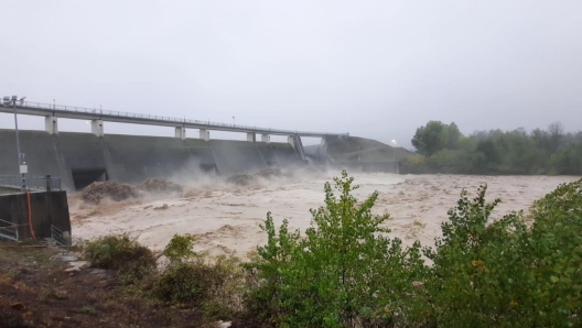 Le piene dei torrente Baganza e Parma a seguito delle intese piogge, 30 ottobre 2023. ANSA/ US Agenzia Interregionale per  il fiume Po - AIPo +++ ANSA PROVIDES ACCESS TO THIS HANDOUT PHOTO TO BE USED SOLELY TO ILLUSTRATE NEWS REPORTING OR COMMENTARY ON THE FACTS OR EVENTS DEPICTED IN THIS IMAGE; NO ARCHIVING; NO LICENSING +++ NPK +++