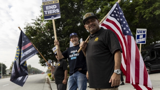 epa10877016 UAW (United Auto Workers) union members demonstrate at an entrance of a General Motors facility in Rancho Cucamonga, California, USA, 22 September 2023. UAW announced they will extend their strike across the US against Stellantis and General Motors.  EPA/ETIENNE LAURENT