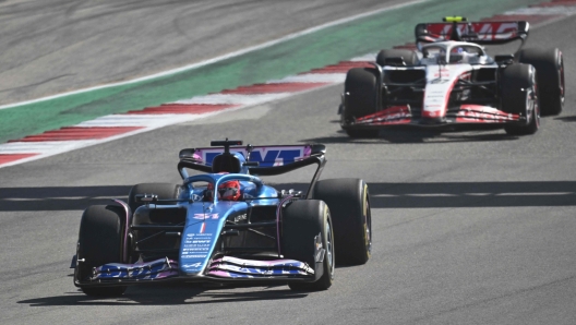 Alpine's French driver Esteban Ocon is chased by Haas F1 Team's German driver Nico Hulkenberg races during the 2023 United States Formula One Grand Prix at the Circuit of the Americas in Austin, Texas, on October 22, 2023. (Photo by Jim WATSON / AFP)