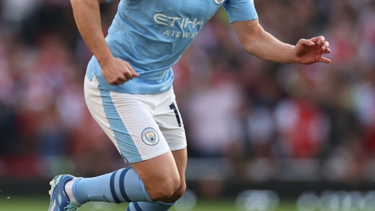 LONDON, ENGLAND - OCTOBER 08: Julian Alvarez of Manchester City controls the ball during the Premier League match between Arsenal FC and Manchester City at Emirates Stadium on October 08, 2023 in London, England. (Photo by Ryan Pierse/Getty Images)