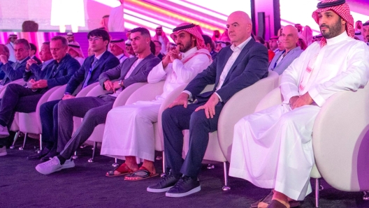 This handout picture provided by the Saudi press Agency (SPA) on October 23, 2023 shows Saudi Crown Prince Mohammed bin Salman (R), FIFA President Gianni Infantino (2nd-R), Saudi Arabia's Minister of Sports Prince Abdulaziz bin Turki al-Faisal (C) and Al-Nassr's Portuguese forward Christiano Ronaldo (center-L) attending the launch of the Esports World Cup in Riyadh. Saudi Arabia said on October 23 it would organise an eSports World Cup starting next year, the latest boost to a sector Riyadh hopes will create tens of thousands of local jobs. (Photo by SPA / AFP) / === RESTRICTED TO EDITORIAL USE - MANDATORY CREDIT "AFP PHOTO / HO / SPA" - NO MARKETING NO ADVERTISING CAMPAIGNS - DISTRIBUTED AS A SERVICE TO CLIENTS ===