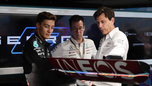 Mike Elliott con Toto Wolff e George Russell nel 2022. Mercedes