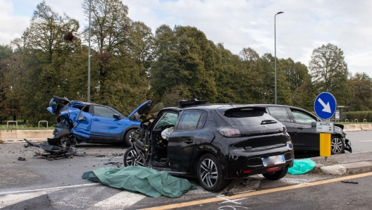 Il luogo del grave incidente stradale avvenuto all'alba, verso le 5 del mattino, in viale Forlanini a Milano, 01 novembre 2023. Sarebbero state coinvolte secondo una prima ricostruzione 12 persone a bordo di tre auto. In seguito a un tamponamento di cui la dinamica è ancora da ricostruire sono morti un ragazzo di 26 anni che si trovava alla guida di una delle vetture e uno di 24 anni che è stato trasportato in gravi condizioni all'ospedale e poi è deceduto. ANSA/ ANDREA FASANI