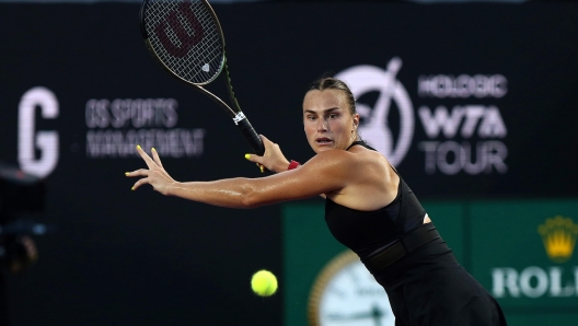 epa10951685 Aryna Sabalenka of Belarus in action against Jessica Pegula of the US during the WTA Finals, at the Paradisius hotel, in Cancun, Mexico, 31 October 2023.  EPA/Alonso Cupul