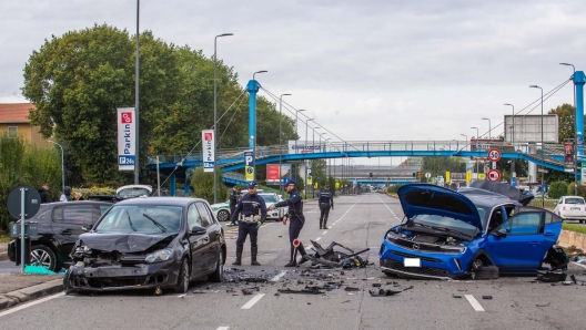 I rilievi della Polizia locale sul luogo del grave incidente stradale avvenuto all'alba, verso le 5 del mattino, in viale Forlanini a Milano, 01 novembre 2023. Sarebbero state coinvolte secondo una prima ricostruzione 12 persone a bordo di tre auto. In seguito a un tamponamento di cui la dinamica è ancora da ricostruire sono morti un ragazzo di 26 anni che si trovava alla guida di una delle vetture e uno di 24 anni che è stato trasportato in gravi condizioni all'ospedale e poi è deceduto. ANSA/ ANDREA FASANI