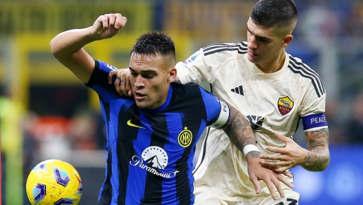 Foto Spada/LaPresse 29 ottobre  2023 - Milano, Italia - sport, calcio - inter vs Roma   - Campionato italiano di calcio Serie A TIM 2023/2024 - Stadio San Siro. Nella foto: Lautaro Martinez (FC Inter); Gianluca Mancini (AS Roma);  October 29 , 2023 Milan, Italy - sport, calcio - inter vs Roma  - Italian Serie A Football Championship 2023/2024 - San Siro Stadium. In the pic: Lautaro Martinez (FC Inter); Gianluca Mancini (AS Roma);