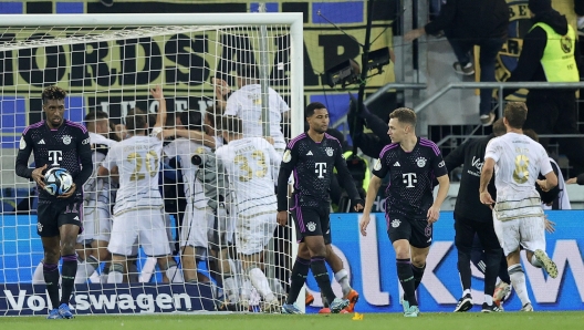 epa10953444 Munich players react as 1. FC Saarbruecken players (background) celebrate after scoring the 2-1 lead during the German DFB Cup second round soccer match between 1. FC Saarbruecken and FC Bayern Munich in Saarbruecken, Germany, 01 November 2023.  EPA/RONALD WITTEK CONDITIONS - ATTENTION:  The DFB regulations prohibit any use of photographs as image sequences and/or quasi-video.