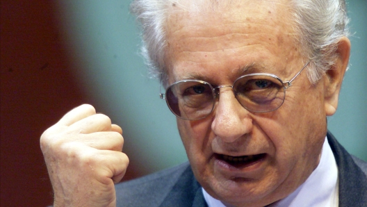 Luigi Berlinguer in una foto d'archivio .  ANSA-   ALESSANDRO BIANCHI  - CD