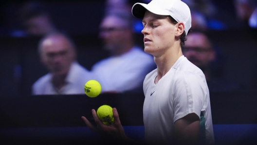 Italy's Jannik Sinner juggles tennis balls as he plays against Russia's Daniil Medvedev during their final men's singles match of the Erste Bank Open tennis tournament in Vienna on October 29, 2023. Sinner won the match 7-6 (9/7), 4-6, 6-3. (Photo by Eva MANHART / APA / AFP) / Austria OUT