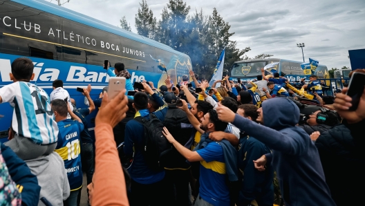 epa10953073 Boca Juniors fans cheer the team as the team buses pass on the way to the airport, in Buenos Aires, Argentina, 01 November 2023. Boca Juniors face Fluminense in the CONMEBOL Libertadores final in Rio de Janeiro on 04 November 2023.  EPA/Juan Ignacio Roncoroni