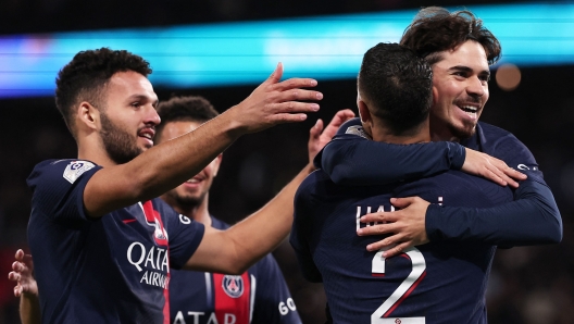 TOPSHOT - Paris Saint-Germain's Portuguese midfielder #17 Vitinha (R) celebrates scoring his team's third goal with teammates during the French L1 football match between Paris Saint-Germain (PSG) and Montpellier Herault SC at The Parc des Princes Stadium in Paris on November 3, 2023. (Photo by FRANCK FIFE / AFP)