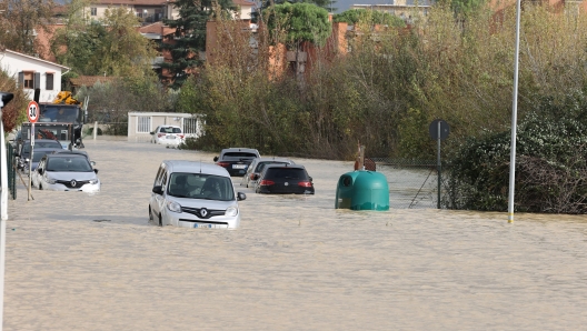 Automobili intrappolate in una strada allagata dopo il nubifragio che ha fatto esondare il Bisenzio Firenze, 3 Novembre 2023. 
ANSA/ CLAUDIO GIOVANNINI