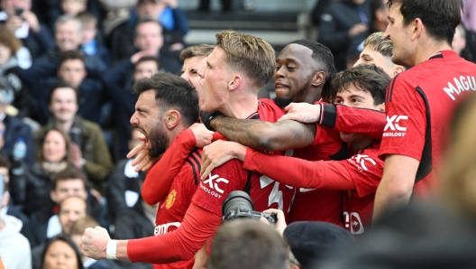 epa10957460 Manchester United's Bruno Fernandes (L) celebrates with teammates after scoring the 0-1 goal during the English Premier League soccer match between Fulham FC and Manchester United, in London, Britain, 04 November 2023.  EPA/DANIEL HAMBURY No use with unauthorized audio, video, data, fixture lists, club/league logos, 'live' services' or as NFTs. Online in-match use limited to 120 images, no video emulation. No use in betting, games or single club/league/player publications.