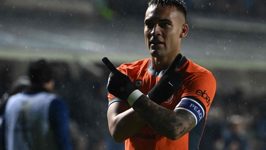 Inter Milan's Argentine forward #10 Lautaro Martinez celebrates after scoring the team's first goal during the Italian Serie A football match between Atalanta and Inter Milan at the Gewiss Stadium in Bergamo on November 4, 2023. (Photo by Isabella BONOTTO / AFP)