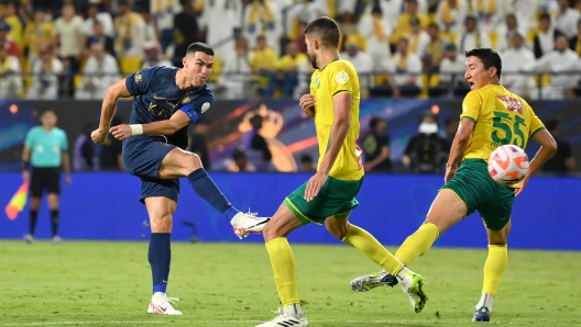 RIYADH, SAUDI ARABIA - NOVEMBER 04: Cristiano Ronaldo of Al Nassr FC scores the first goal during the Saudi Pro League match between Al-Nassr and Al-Khaleej at King Saud University Stadium on November 04, 2023 in Riyadh, Saudi Arabia. (Photo by Justin Setterfield/Getty Images)