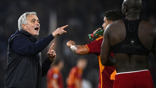 RomaÕs head coach Jose Mourinho (L) celebrates the victory with RomaÕs Paulo Dybala (C) and Romelu Lukaku (R) during the Serie A soccer match between AS Roma and US Lecce at the Olimpico stadium in Rome, Italy, 5 November 2023. ANSA/RICCARDO ANTIMIANI