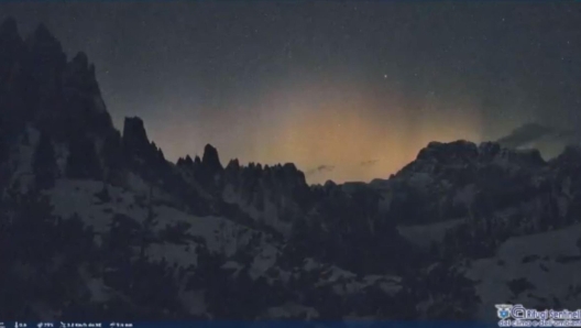 L'aurora boreale ripresa ieri dalle webcam sul Piemonte e Nord Italia, 06 novembre 2023.  ANSA/WEBCAM WEB +++ATTENZIONE LA FOTO NON PUO' ESSERE PUBBLICATA O RIPRODOTTA SENZA L'AUTORIZZAZIONE DELLA FONTE DI ORIGINE CUI SI RINVIA+++ +++NO SALES; NO ARCHIVE; EDITORIAL USE ONLY+++NPK+++