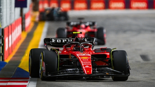 SINGAPORE, SINGAPORE - SEPTEMBER 17: Carlos Sainz of Spain driving (55) the Ferrari SF-23 leads Charles Leclerc of Monaco driving the (16) Ferrari SF-23 during the F1 Grand Prix of Singapore at Marina Bay Street Circuit on September 17, 2023 in Singapore, Singapore. (Photo by Clive Mason/Getty Images)