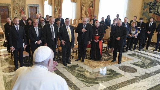 Papa Francesco durante l'incontro con i Rabbini europei, Città del Vaticano, 6 Novembre 2023. ANSA/US VATICAN MEDIA  +++ ANSA PROVIDES ACCESS TO THIS HANDOUT PHOTO TO BE USED SOLELY TO ILLUSTRATE NEWS REPORTING OR COMMENTARY ON THE FACTS OR EVENTS DEPICTED IN THIS IMAGE; NO ARCHIVING; NO LICENSING +++NPK+++