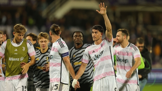 FLORENCE, ITALY - NOVEMBER 5: Dusan Vlahovic of Juventus greets the fans after during the Serie A TIM match between ACF Fiorentina and Juventus at Stadio Artemio Franchi on November 5, 2023 in Florence, Italy. (Photo by Gabriele Maltinti/Getty Images)