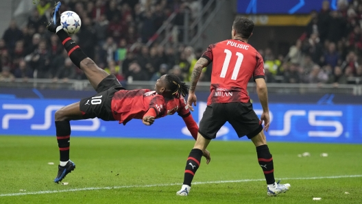 AC Milan's Rafael Leao scores a goal with an overhead kick during the Champions League group F soccer match between AC Milan and Paris Saint Germain at the San Siro stadium in Milan, Italy, Tuesday, Nov. 7, 2023. (AP Photo/Antonio Calanni)